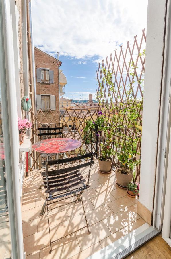 Inner Bo, Terrazzino Vista Tetti In Centro Storico Bologna Exterior foto